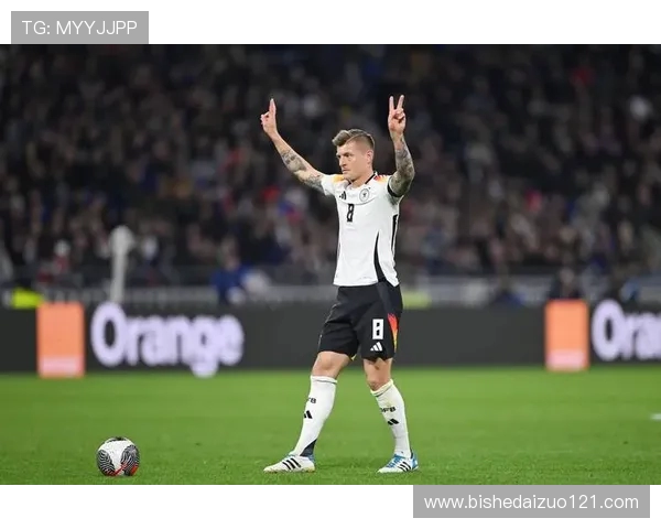 克罗斯在足球世界的传奇之路与辉煌成就解析